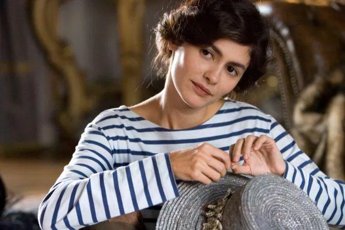 Diễn viên người Pháp Audrey Tauton tái hiện nhân vật Coco Chanel với chiếc Breton xanh navy- trắng đậm chất biển cả. (nguồn ảnh: Internet)