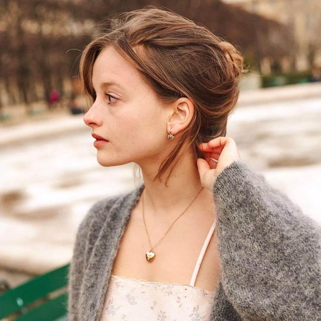 Dây chuyền mặt trái tim nổi bật ăn nhịp với chiếc áo hai dây. (nguồn ảnh: Camille Yolaine) Dây chuyền mặt trái tim nổi bật ăn nhịp với chiếc áo hai dây. (nguồn ảnh: Camille Yolaine)