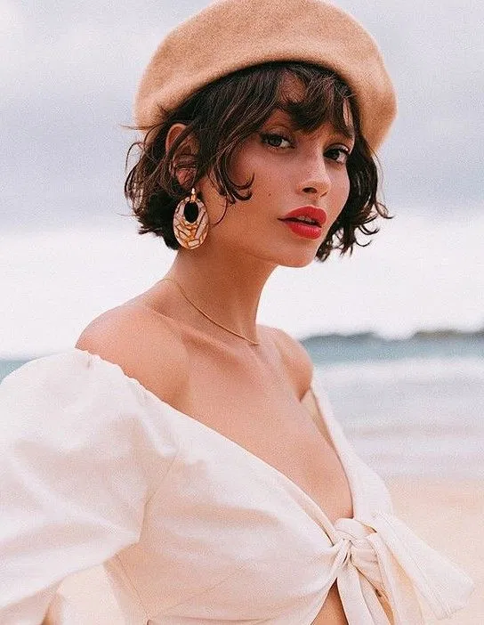 Quyễn rũ nhưng không phản cảm là phong cách của gái Pháp. (nguồn ảnh: Internet)