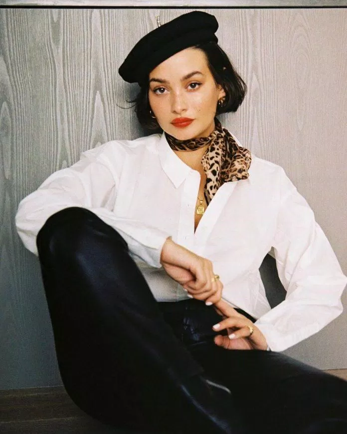 Nàng It-Girl Taylor Lashae sành điệu với mũ Beret, khăn quàng cổ da báo thắt nút buộc lệch "đúng kiểu Paris" và bộ trang sức vàng. (nguồn ảnh: Taylor Lashae)