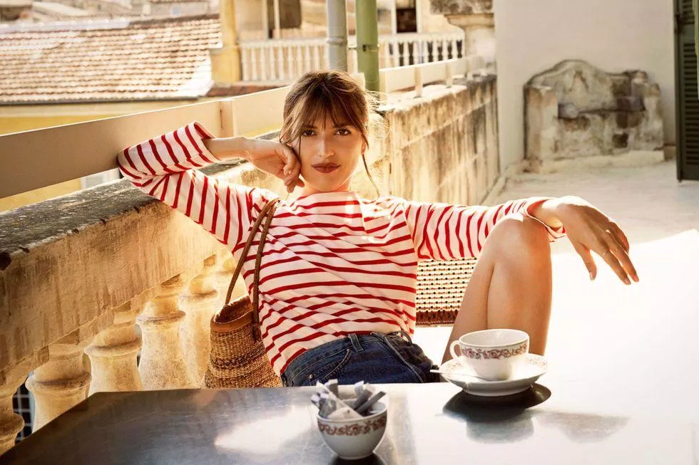 Breton đỏ cổ điển đậm chất Pháp. (nguồn ảnh: Internet) Breton đỏ cổ điển đậm chất Pháp. (nguồn ảnh: Internet)