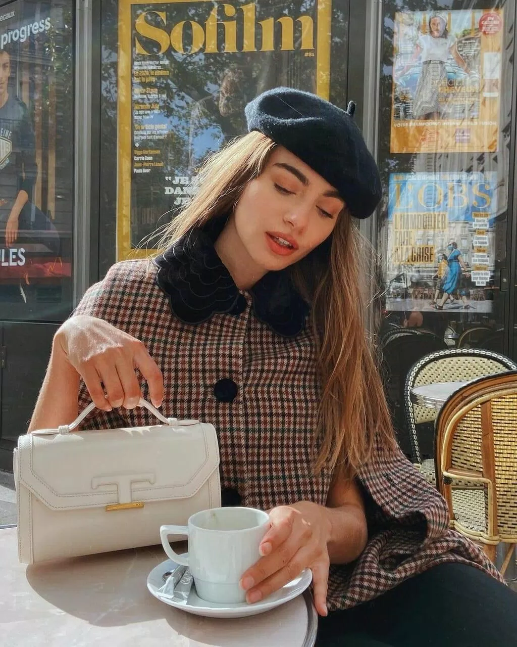 Kết hợp với chiếc mũ Beret bên cạnh chiếc áo khoác họa tiết Tartan cũng là chìa khóa cho phong cách Paris. (nguồn ảnh: Mara Lafontan) Kết hợp với chiếc mũ Beret bên cạnh chiếc áo khoác họa tiết Tartan cũng là chìa khóa cho phong cách Paris. (nguồn ảnh: Mara Lafontan)