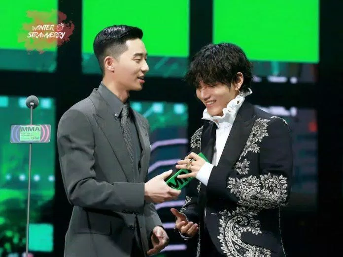 Park Seo Joon trao giải "Artist Of The Year" (Ảnh: Internet)