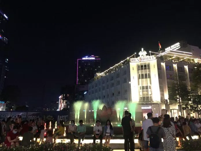 Đài phun nước phố đi bộ Nguyễn Huệ. (Ảnh: Kim Cúc) Đài phun nước phố đi bộ Nguyễn Huệ. (Ảnh: Kim Cúc)