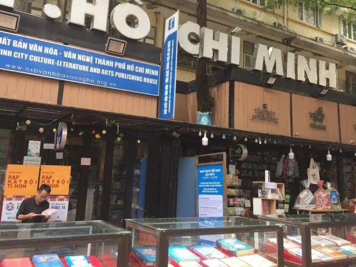 Cửa hàng bán sách trên đường sách. (Ảnh: Kim Cúc) Cửa hàng bán sách trên đường sách. (Ảnh: Kim Cúc)