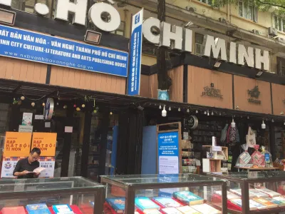 Cửa hàng bán sách trên đường sách. (Ảnh: Kim Cúc) Cửa hàng bán sách trên đường sách. (Ảnh: Kim Cúc)