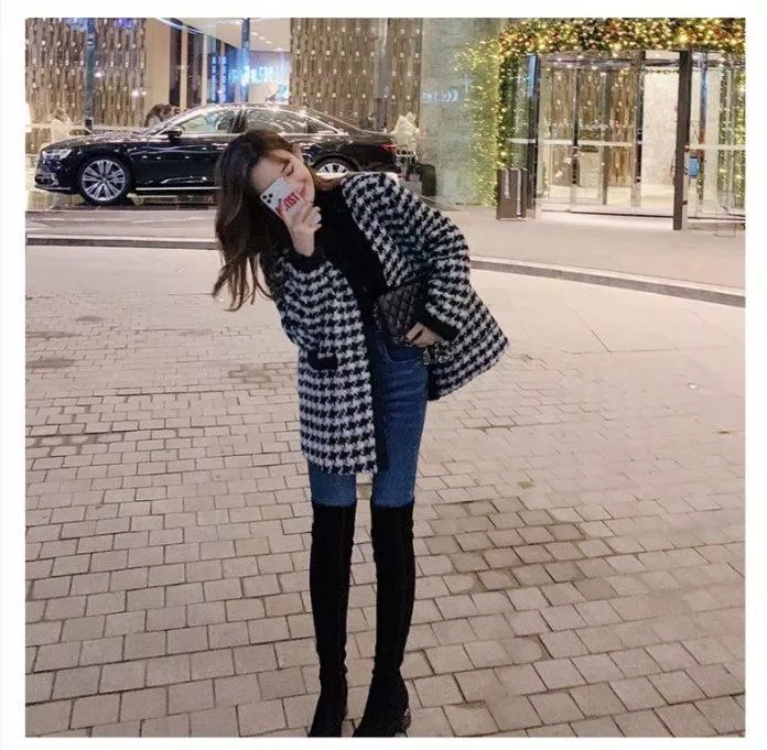 Áo dạ, quần jean cùng boots cao thanh lịch (Nguồn: Internet) Áo dạ, quần jean cùng boots cao thanh lịch (Nguồn: Internet)