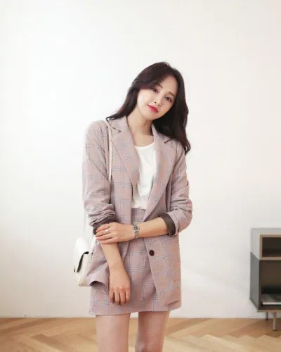 Áo blazer kẻ màu hồng pastel cùng áo phông trắng (Nguồn: Internet) Áo blazer kẻ màu hồng pastel cùng áo phông trắng (Nguồn: Internet)