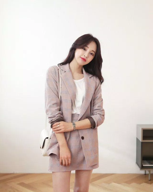 Áo blazer kẻ màu hồng pastel cùng áo phông trắng (Nguồn: Internet) Áo blazer kẻ màu hồng pastel cùng áo phông trắng (Nguồn: Internet)