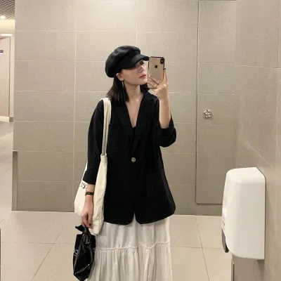 Nhẹ nhàng hơn với chân váy trắng và mũ nồi (Nguồn: Internet) Nhẹ nhàng hơn với chân váy trắng và mũ nồi (Nguồn: Internet)
