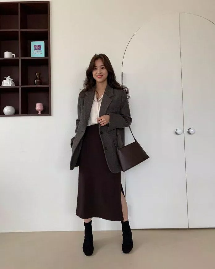 Blazer cùng chân váy xẻ là hết nấc (Nguồn: Internet) Blazer cùng chân váy xẻ là hết nấc (Nguồn: Internet)