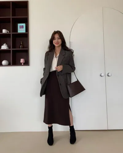 Blazer cùng chân váy xẻ là hết nấc (Nguồn: Internet) Blazer cùng chân váy xẻ là hết nấc (Nguồn: Internet)