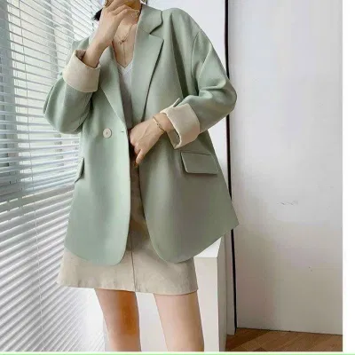Blazer màu xanh pastel vô cùng thanh lịch (Nguồn: Internet) Blazer màu xanh pastel vô cùng thanh lịch (Nguồn: Internet)