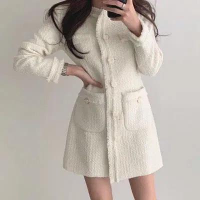 Váy liền tweed toát lên sự quý phái (Nguồn: Internet) Váy liền tweed toát lên sự quý phái (Nguồn: Internet)