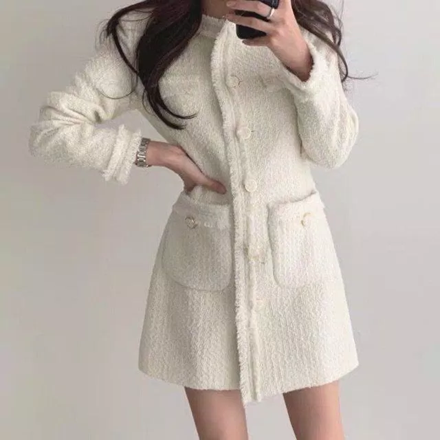 Váy liền tweed toát lên sự quý phái (Nguồn: Internet) Váy liền tweed toát lên sự quý phái (Nguồn: Internet)
