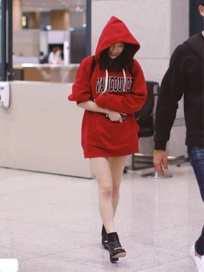 Hoodie đỏ năng động cực cuốn mắt (Nguồn: Internet) Hoodie đỏ năng động cực cuốn mắt (Nguồn: Internet)