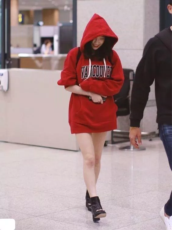 Hoodie đỏ năng động cực cuốn mắt (Nguồn: Internet) Hoodie đỏ năng động cực cuốn mắt (Nguồn: Internet)