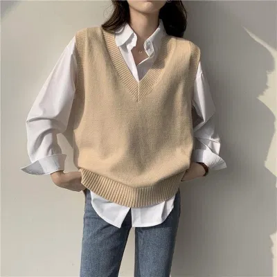 Áo sơ mi trắng cùng gile màu be năng động (Nguồn: Internet) Áo sơ mi trắng cùng gile màu be năng động (Nguồn: Internet)