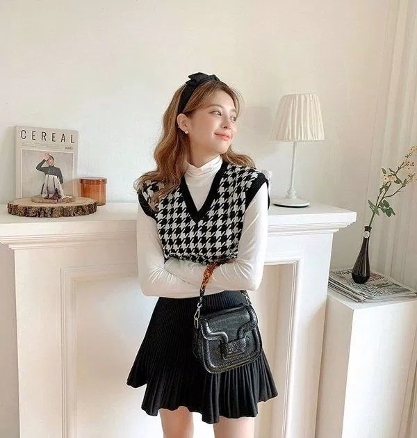 Gile len cùng áo cổ lọ xinh xỉu (Nguồn: Internet) Gile len cùng áo cổ lọ xinh xỉu (Nguồn: Internet)