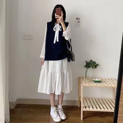 Áo gile cùng váy liền cực kì bánh bèo nữ tính (Nguồn: Internet) Áo gile cùng váy liền cực kì bánh bèo nữ tính (Nguồn: Internet)