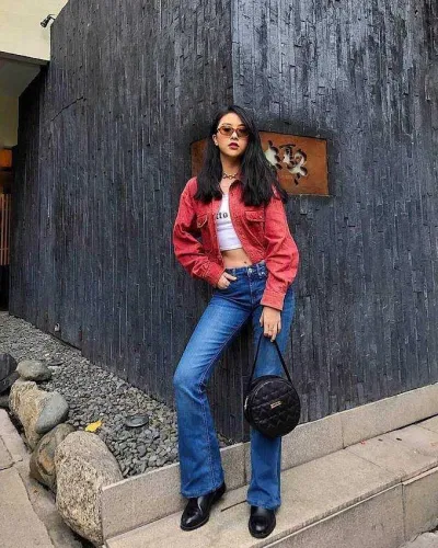 Chút retro với quần ống loe và áo khoác jean đỏ (Nguồn: Internet) Chút retro với quần ống loe và áo khoác jean đỏ (Nguồn: Internet)