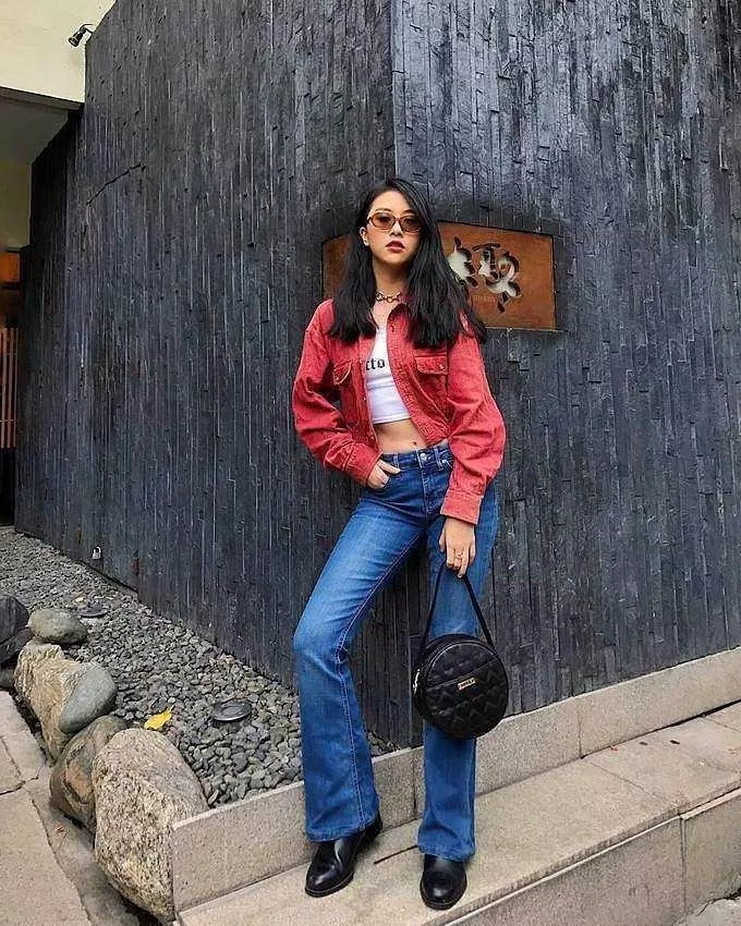 Chút retro với quần ống loe và áo khoác jean đỏ (Nguồn: Internet) Chút retro với quần ống loe và áo khoác jean đỏ (Nguồn: Internet)