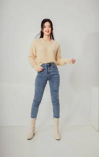 Đơn giản với áo len và jean lưng cao (Nguồn: Internet) Đơn giản với áo len và jean lưng cao (Nguồn: Internet)