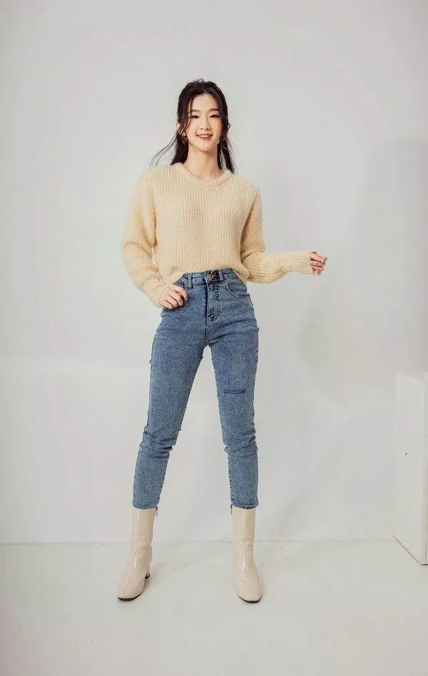 Đơn giản với áo len và jean lưng cao (Nguồn: Internet) Đơn giản với áo len và jean lưng cao (Nguồn: Internet)