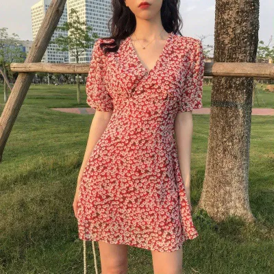 Váy hoa nhí tươi tắn, trẻ trung (Nguồn: Internet) Váy hoa nhí tươi tắn, trẻ trung (Nguồn: Internet)