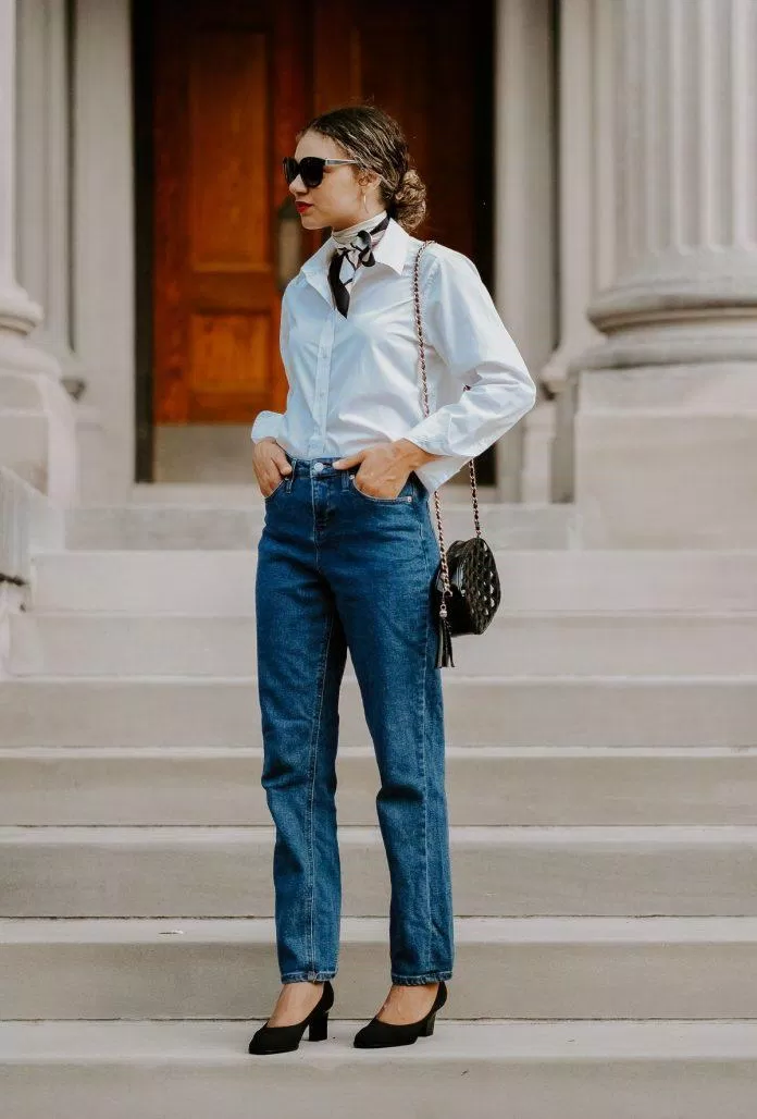 Sự kết hợp giữa quần jeans ống đứng và áo sơ mi trắng luôn là trang phục quen thuộc của Parisiennes (Nguồn: Internet)
