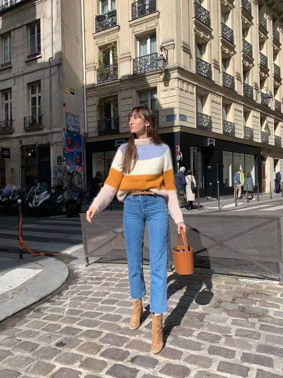Quần jeans ống đứng xanh nhạt sẽ tạo nên vẻ ngoài trẻ trung, năng động hơn (Nguồn: Pinterest)