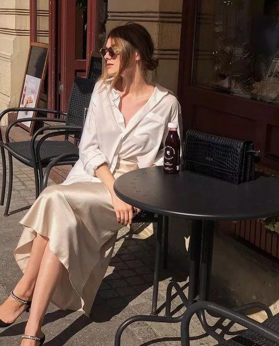 Áo sơ mi kết hợp với chân váy lụa bồng bềnh luôn được phụ nữ Paris yêu thích (Nguồn: Pinterest)