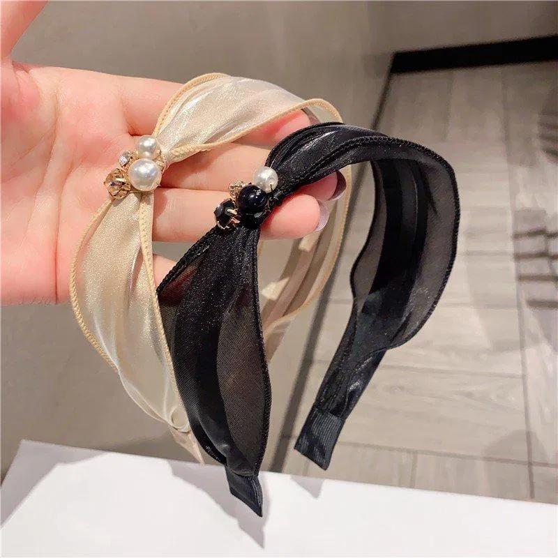 Bờm lụa biến tấu với phấn đính ngọc trai rinh tế (Nguồn: Internet) Bờm lụa biến tấu với phấn đính ngọc trai rinh tế (Nguồn: Internet)