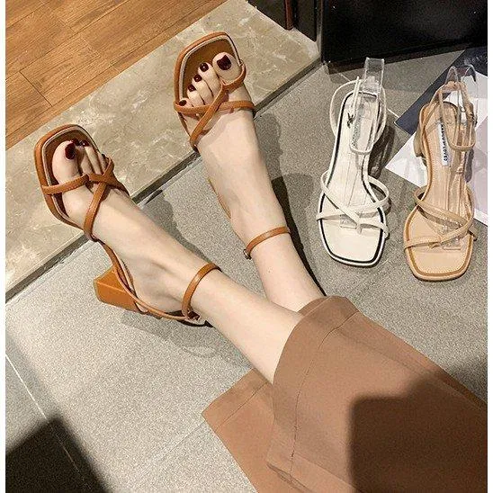 Kết hợp giữa giày cao gót sandal siêu đẹp (Nguồn: Internet) Kết hợp giữa giày cao gót sandal siêu đẹp (Nguồn: Internet)