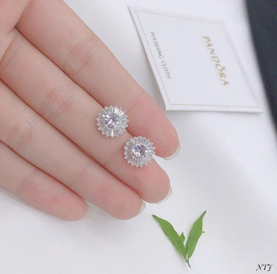 Khuyên tai nụ nhỏ nhưng tinh tế (Nguồn: Internet) Khuyên tai nụ nhỏ nhưng tinh tế (Nguồn: Internet)