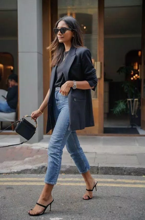 Blazer phối cùng quần jeans ống đứng là một trong những outfit thường ngày của các quý cô Paris