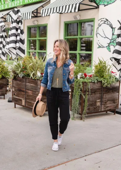 Quần jogger nữ kết hợp cùng áo denim (Nguồn: Internet)