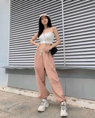 Quần jogger nữ kết hợp cùng áo hai dây (Nguồn: Internet)