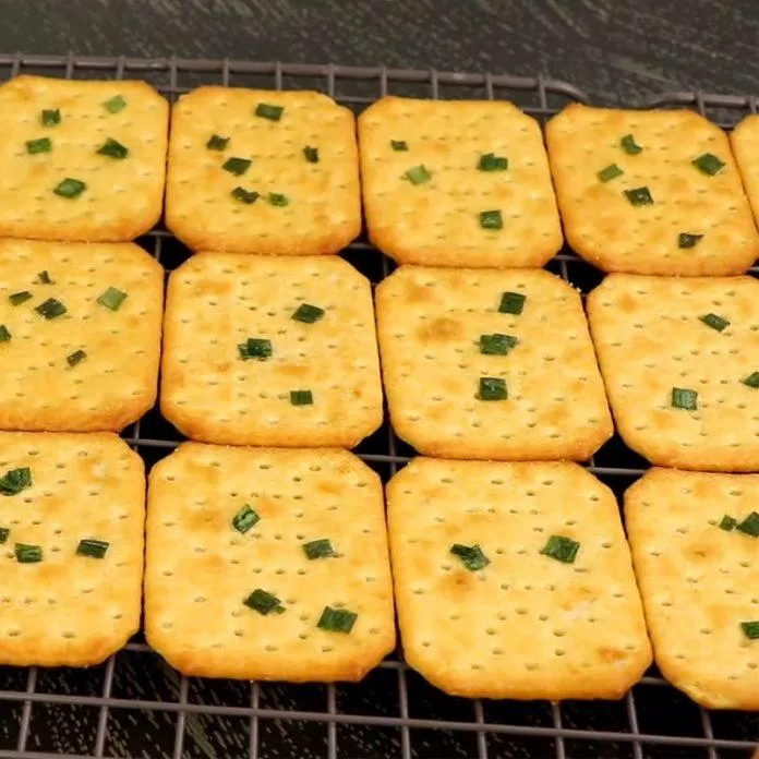 Nướng bánh quy bơ hành cho tới khi vàng giòn (nguồn: internet)