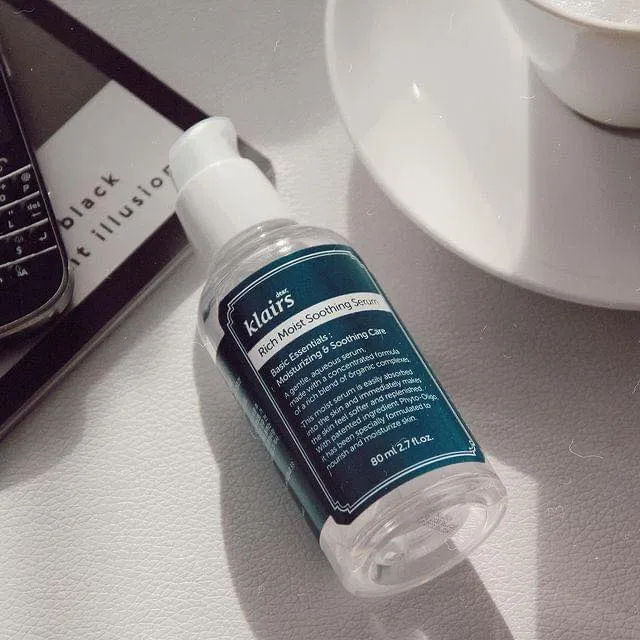 Klairs Rich Moist Soothing Serum có thiết kế đơn giản, tiện lợi, dễ dàng sử dụng (Nguồn: Internet) Klairs Rich Moist Soothing Serum có thiết kế đơn giản, tiện lợi, dễ dàng sử dụng (Nguồn: Internet)
