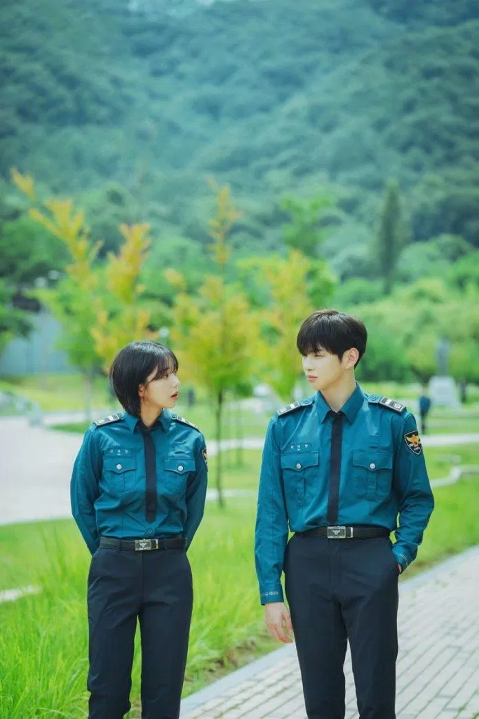 Kang Daniel và Chae Soo Bin trong "cảnh sát tân binh" (Ảnh: Internet).