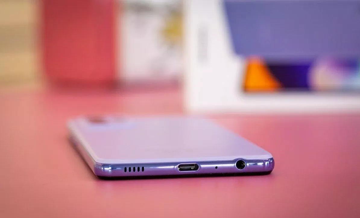 Cạnh dưới của A52 có lỗ cắm tai nghe (Ảnh: Internet). Cạnh dưới của A52 có lỗ cắm tai nghe (Ảnh: Internet).