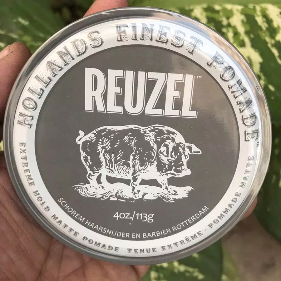 Reuzel Extreme Hold Matte Pomade giúp bạn tạo ra vẻ ngoài badboy, nhưng thanh lịch vào cuối ngày. (nguồn internet)