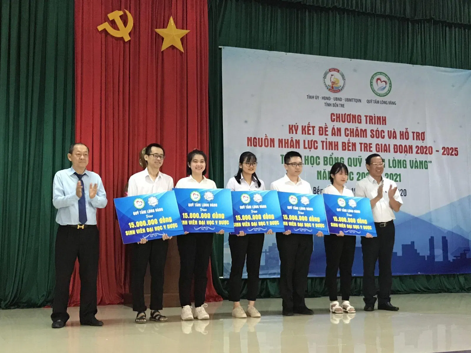 Trao học bổng UMPF tổng trị giá 150 triệu đồng cho 10 sinh viên Đại Học Y Dược TP.HCM (Ảnh: Đại Học Y Dược) Trao học bổng UMPF tổng trị giá 150 triệu đồng cho 10 sinh viên Đại Học Y Dược TP.HCM (Ảnh: Đại Học Y Dược)