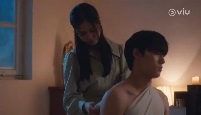 Phân cảnh Myung Hee băng bó cho Hee Tae. (Ảnh: Internet)