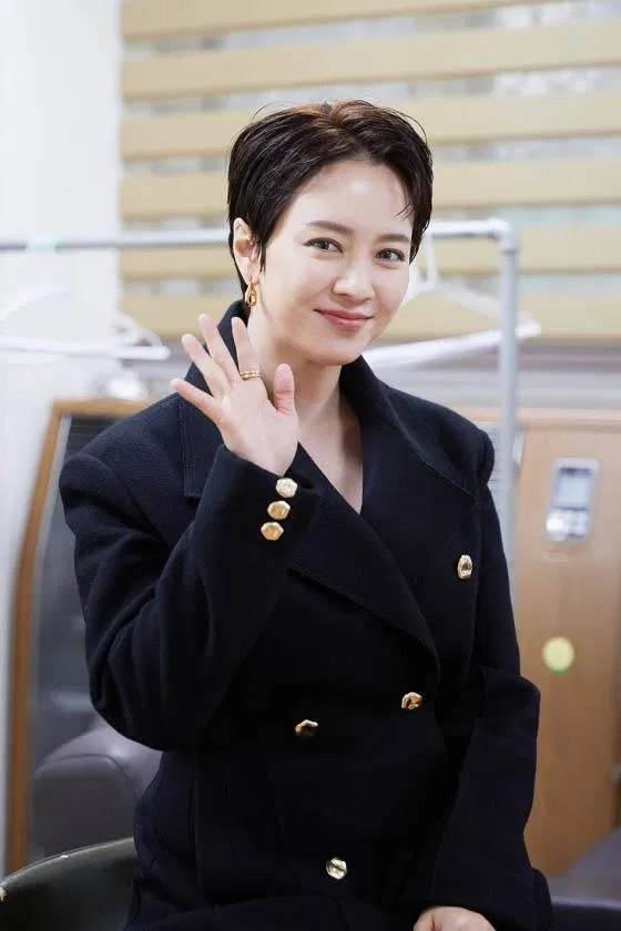 Song Ji Hyo trả lời phỏng vấn tại AAA 2021. (Ảnh: Internet).