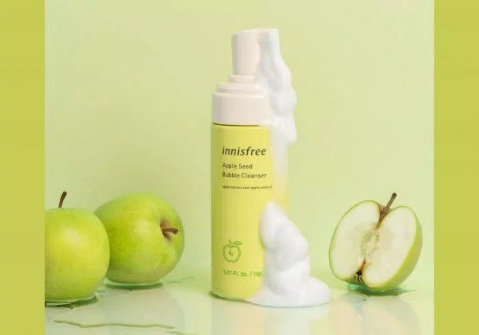 Sữa rửa mặt Innisfree Apple Seed Bubble Cleanser rất phù hợp với những cô nàng bận rộn bởi kết cấu tạo bọt sẵn tiện lợi. (Nguồn: Internet).