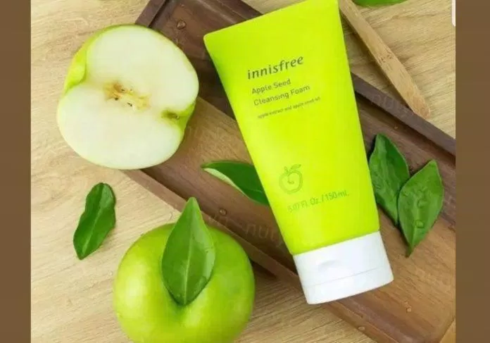 Sữa rửa mặt Innisfree Apple Seed Soft Cleansing Foam có khả năng làm sạch mọi bụi bẩn trên da. (Nguồn: Internet).