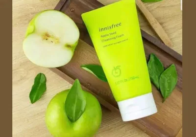 Sữa rửa mặt Innisfree Apple Seed Soft Cleansing Foam có khả năng làm sạch mọi bụi bẩn trên da. (Nguồn: Internet).