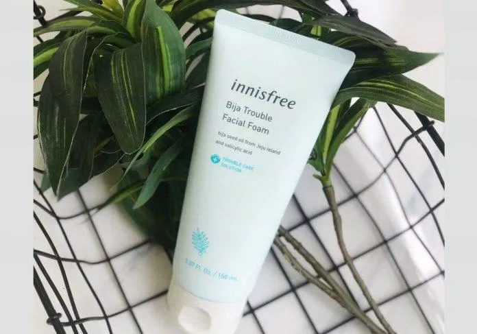 Sữa rửa mặt Innisfree Bija Trouble Facial Foam làm sạch sâu lỗ chân lông, tẩy tế bào chết và gom cồi mụn nhanh chóng. (Nguồn: Internet).